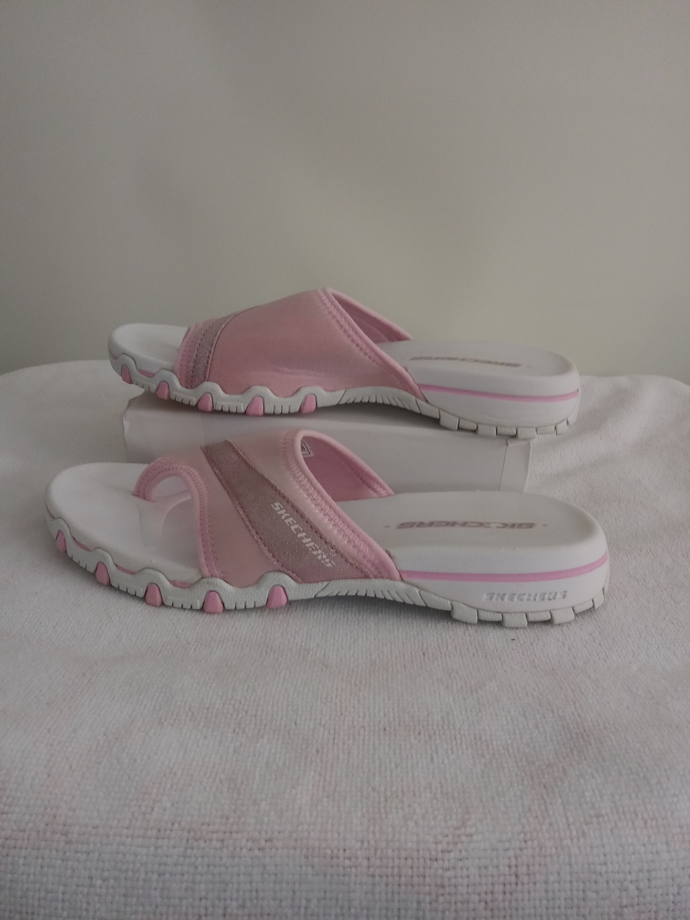 Skechers Women's Sz 9 Pink Sandals with White Loop Rubber Sole
